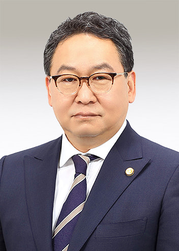 Associate Nobuhiko Kunitomo